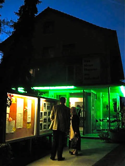 Das Neue Theater am Bahnhof Dornach erwartet seine Premierengäste. (Foto: Laura Weidacher)