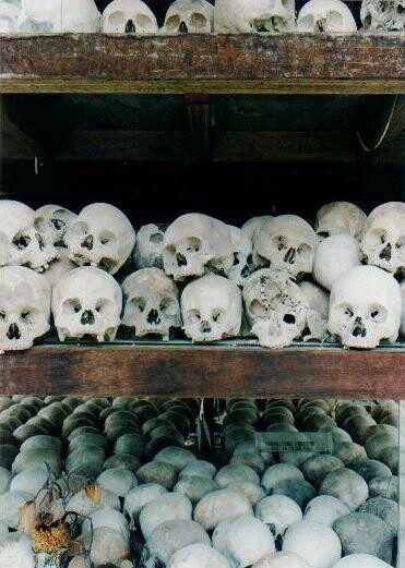 Auf einem alten chinesischen Friedhof bei dem Weiler Choeung Ek, etwa 15 Km südwestlich der Hauptstadt Phnom Penh, liess Duch die Verurteilten hinrichten, weshalb ihm die Welt später den Namen „killing fields“ gab. Heute steht dort ein mit Schädeln gefüllter Glas Glaskasten als Mahnmal.
(Foto: Armin Wertz)
