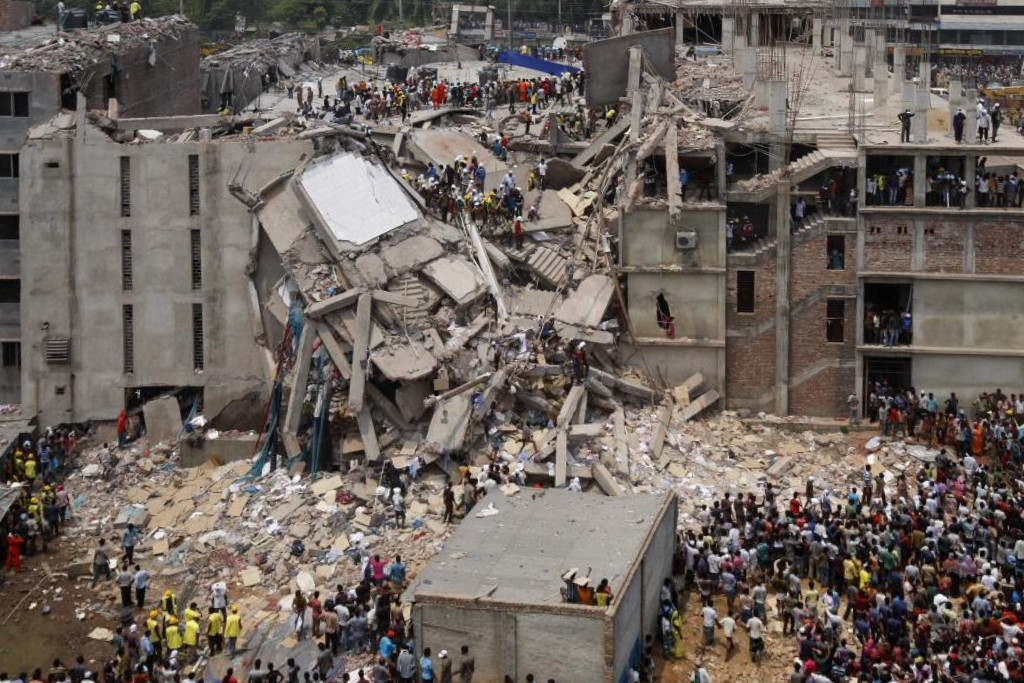 In Sabhar, 25 Kilometer nordwestlich von Dhaka, der Hauptstadt von Bangladesh stürzt ein achtstöckiges Gebäude ein, in dem sich Textilfabriken befinden. 1‘135 Menschen sterben, 2438 werden verletzt. Obwohl Risse im Gebäude festgestellt worden waren, wurden die Arbeiterinnen und Arbeiter gezwungen, die Arbeit aufzunehmen. (Foto: Wikipedia)