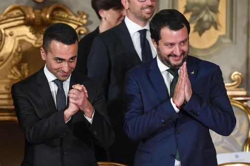 Bei den vorgezogenen Parlamentswahlen in Italien wird die Protestbewegung Cinque Stelle mit 32,68 Prozent stärkste Partei, gefolgt vom sozialdemokratischen PD mit 18,74 Prozent. Die fremdenfeindliche, rechtspopulistische Lega kommt auf 17,34 Prozent und die Berlusconi-Partei Forza Italia auf 13,98 Prozent. Im Bild: Links Luigi Di Maio, Chef der Cinque Stelle und Matteo Salvini, Anführer der Lega. Beide werden Vize-Ministerpräsidenten in der neuen Regierung. Auf einen Ministerpräsidenten können sie sich noc…