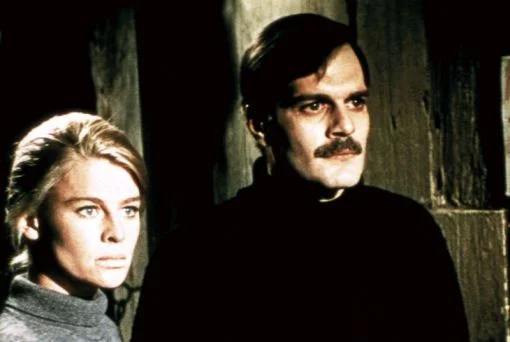 Das 197 Minuten lange Filmepos basiert auf einem Roman von Boris Pasternak. Regie führte David Lean. Darsteller sind Julie Christie, Omar Sharif, Géraldine Chaplin, Rod Steiger, Alec Guiness etc.