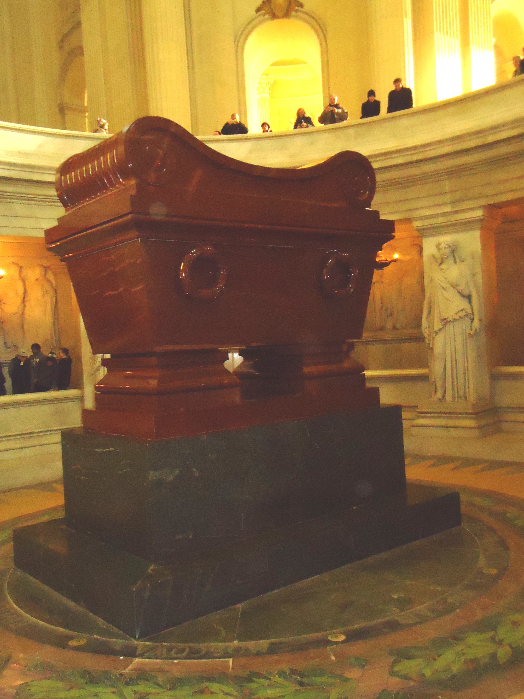 Fünf Särge? Napoléons Grab im Invalidendom (Foto: hh)