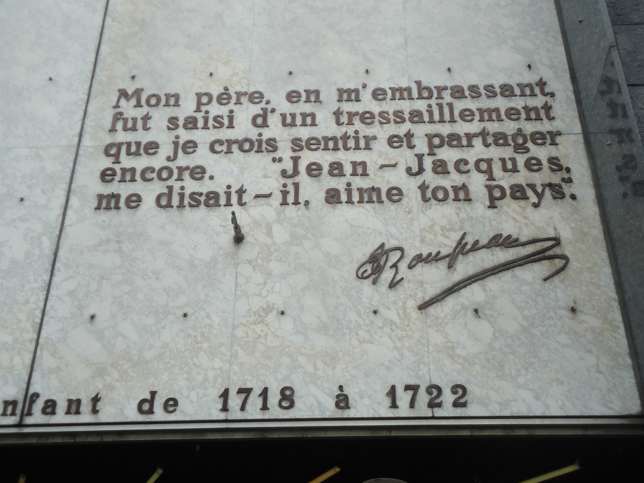 Inschrift am Eingang des Warenhauses in Genf, wo früher das Haus stand, im dem Rousseau und sein Vater wohnten. "Mein Vater sagte mir, liebe dein Land".