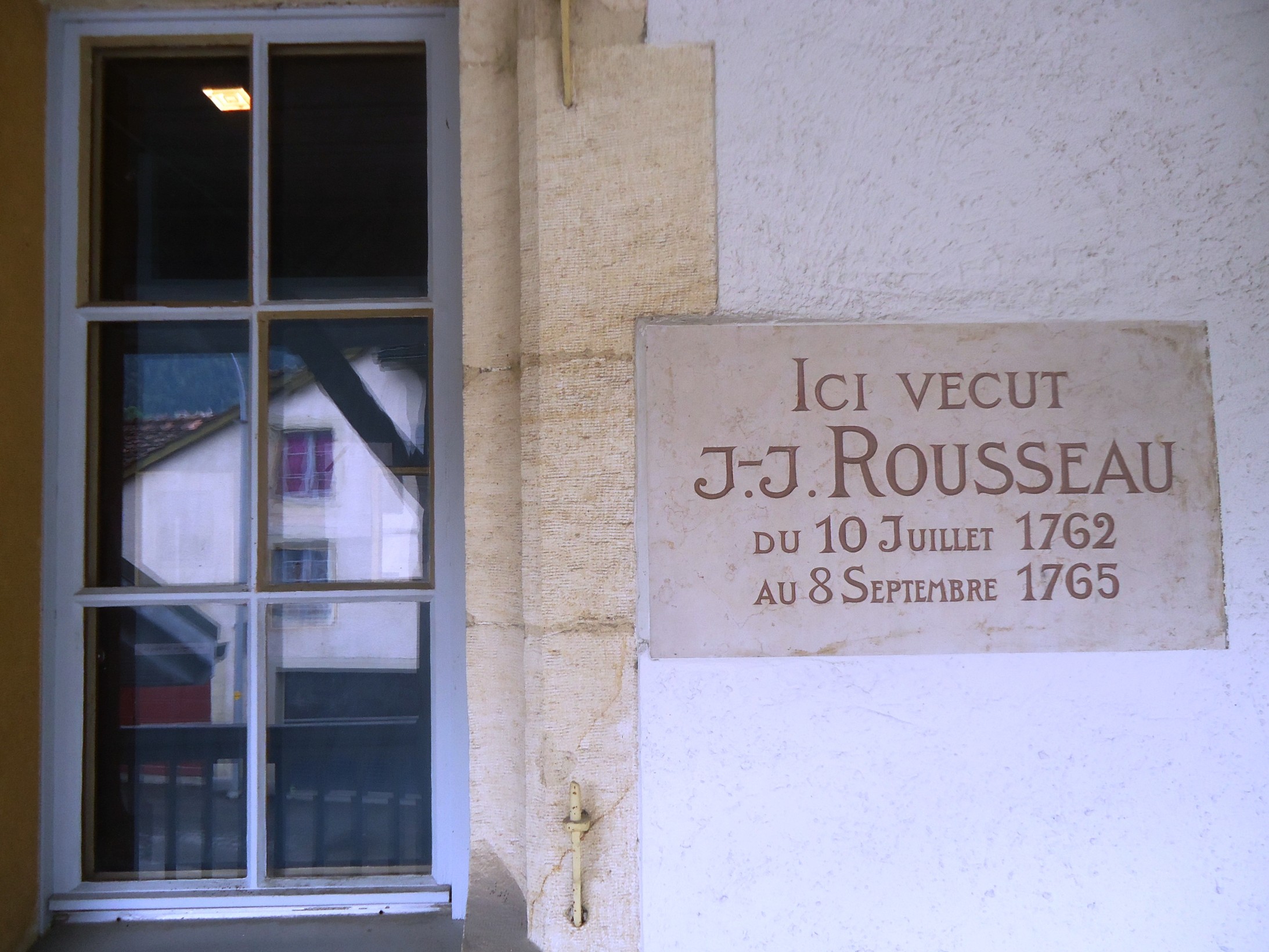 Durch dieses Fenster wurde angeblich der grosse Stein geschmettert, der Rousseau verletzten sollte.
