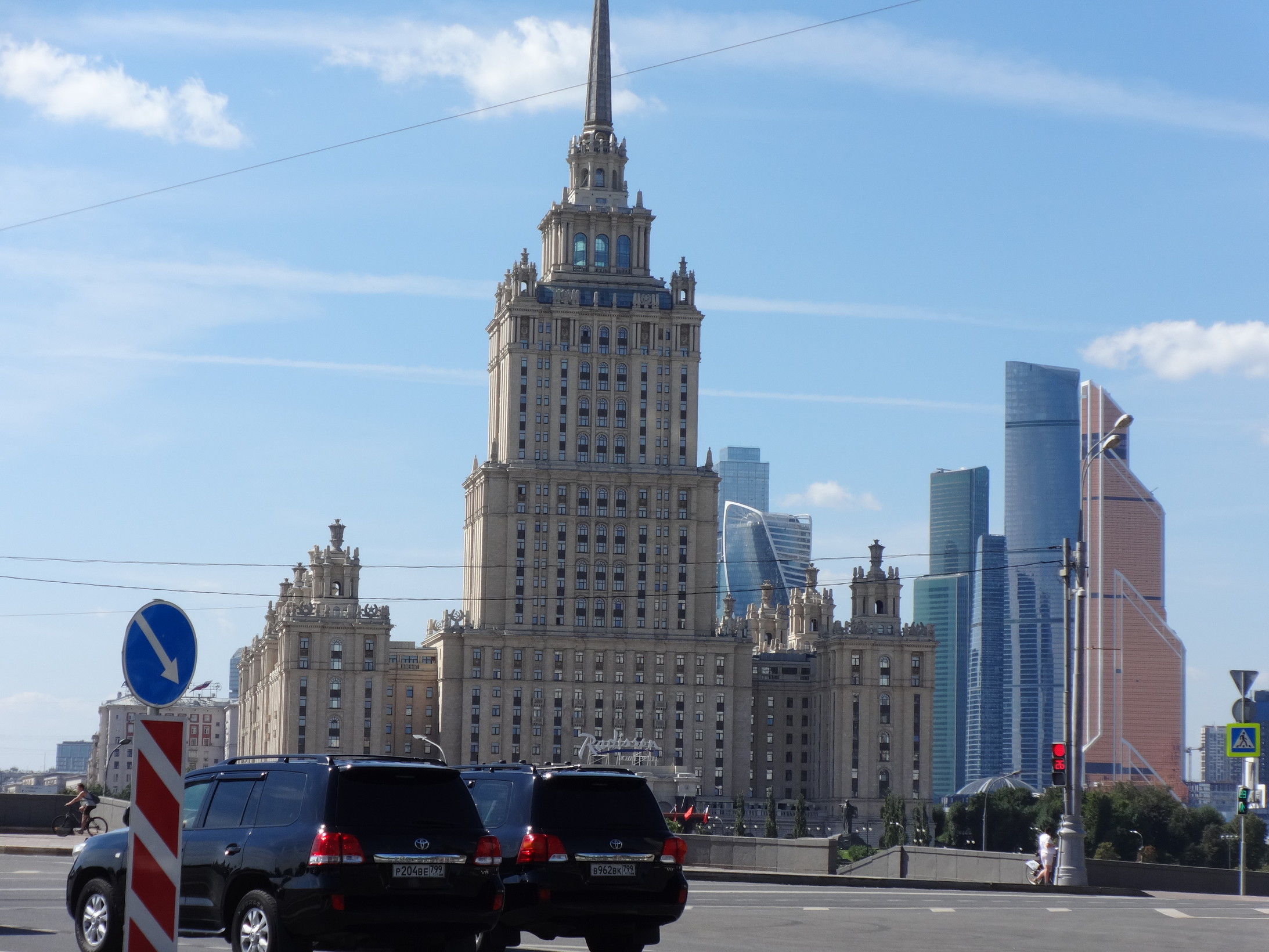 Stalin-Hochhaus und im Hintergrund das Business-Zentrum Moskau City, Foto: Helmut Scheben