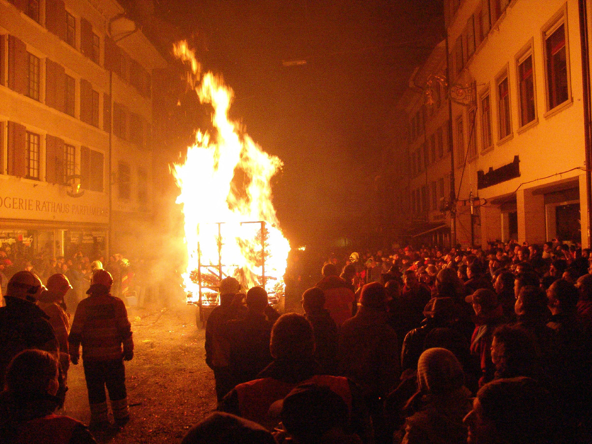 Kienbesen-Umzug in Liestal: Mächtige Feuerbrände werden durch die Stadt gefahren und getragen, um den Winter zu vertreiben. (Foto: © Robert Braunschweig, 2013)