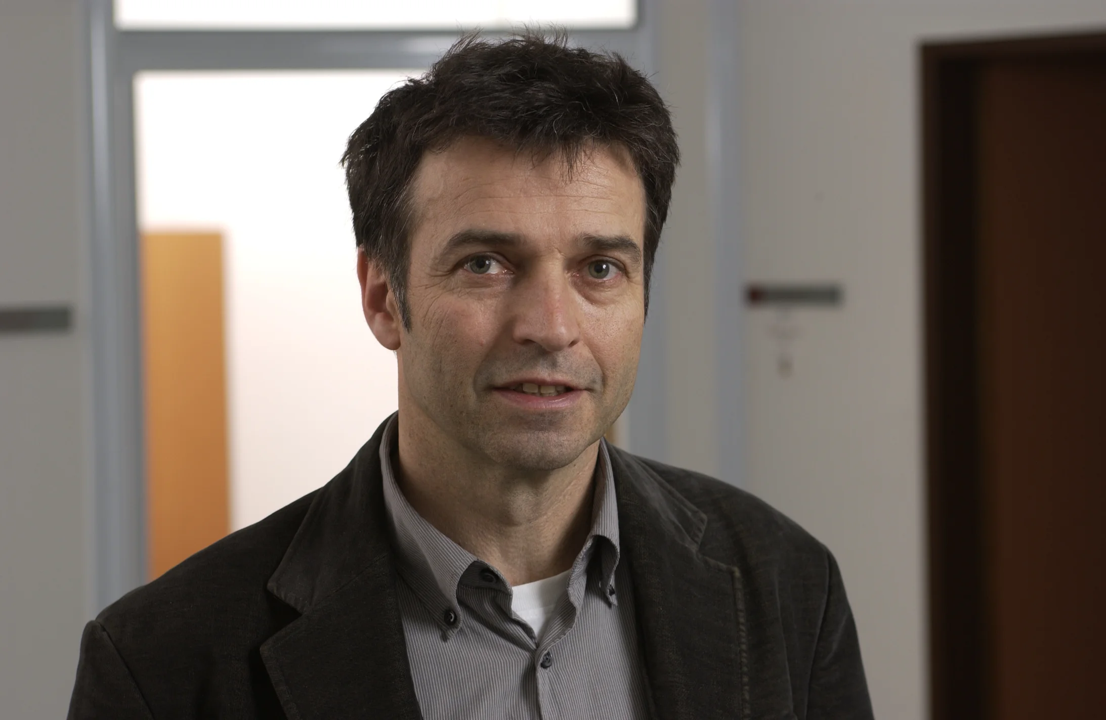 Andreas Ladner (* 1958) ist Professor für Schweizerische Verwaltung und institutionelle Politik am IDHEAP (Institut de hautes Etudes en Administration public der Universität Lausanne). Nach seinem Studium der Soziologie, Volkswirtschaft und Publizistik an der Universität Zürich hat er sich mit einer Untersuchung über „Konfliktlinien, Parteien und Parteiensysteme in den Schweizer Kantonen“ die Berechtigung für seine Tätigkeit als Hochschullehrer erworben.