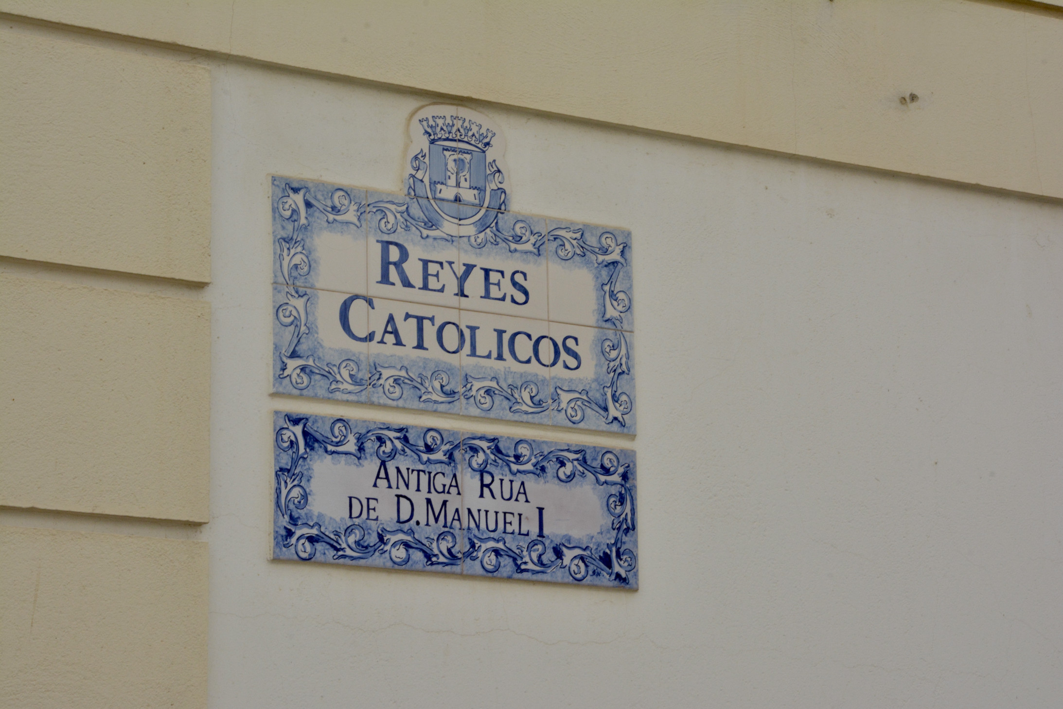 Die Plätze und Strassen haben spanische Namen, Tafeln erinnern aber auch daran, wie sie früher hiessen
