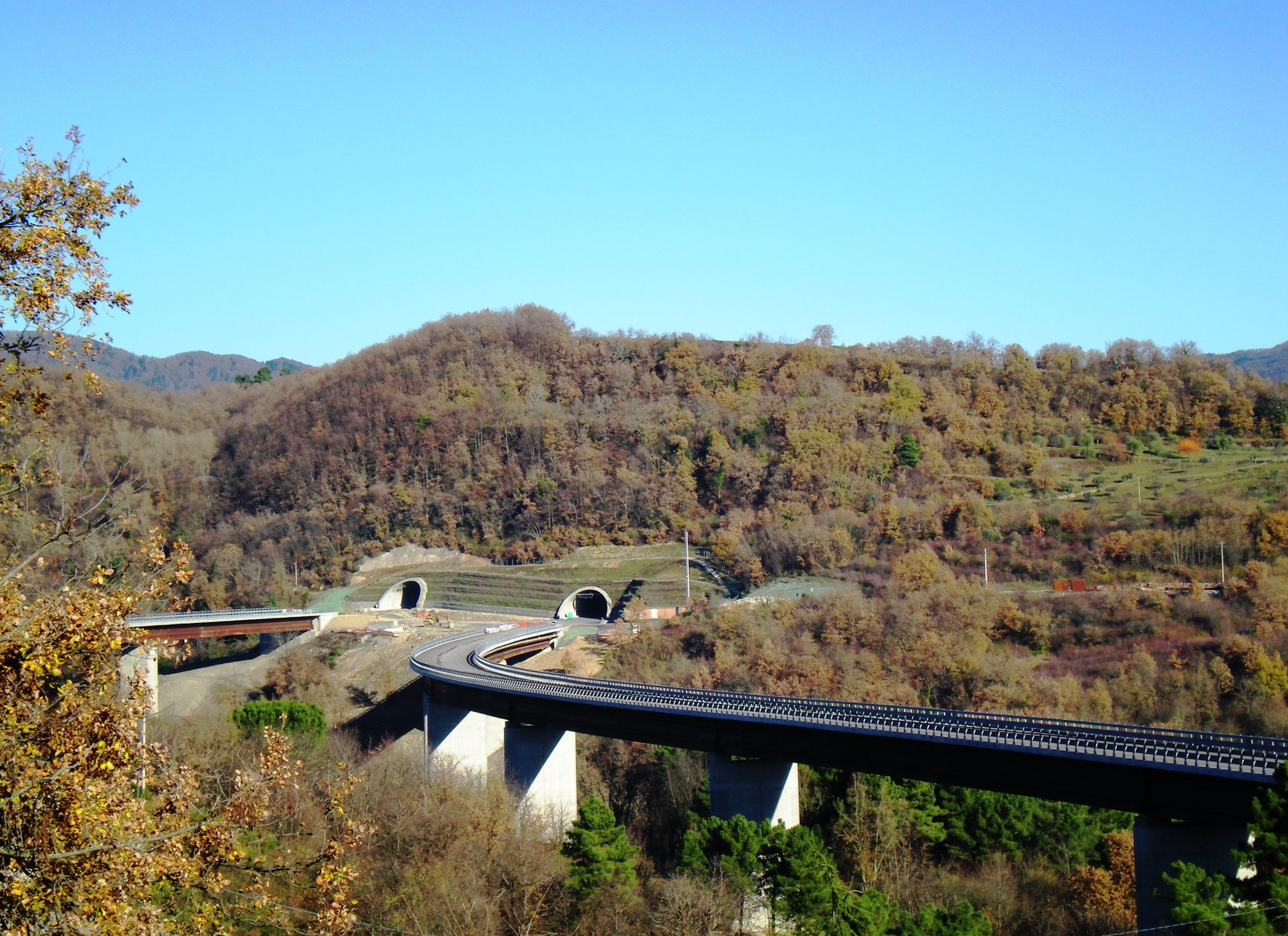 Die neue Autobahn bei Aglio am Südhang des Apennins (Foto: econominima.it)