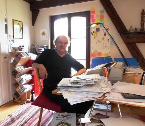 Urs Widmer in seinem Büro in Zürich, Mai 2013 (Foto: Journal21)