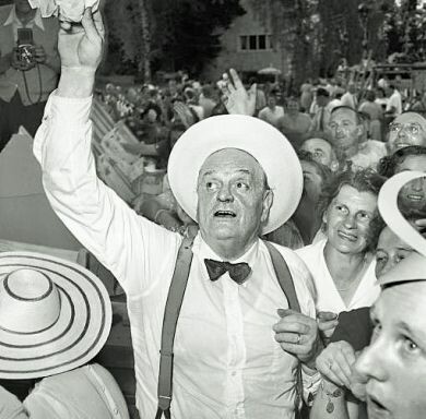 Duttweiler, Unternehmer, LdU-Politiker, Gründer der Migros, gehörte zu den eigenwilligsten und eigenständigsten Politikern der Schweiz. Das Bild zeigt ihn inmitten seiner Belegschaft bei der 25-Jahr-Feier der Migros. (Bild: Keystone/Photopress-Archiv)