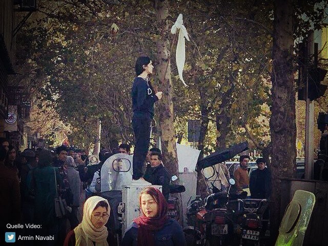 Mutige Frauen in Teheran (Foto: Twitter/Youtube)