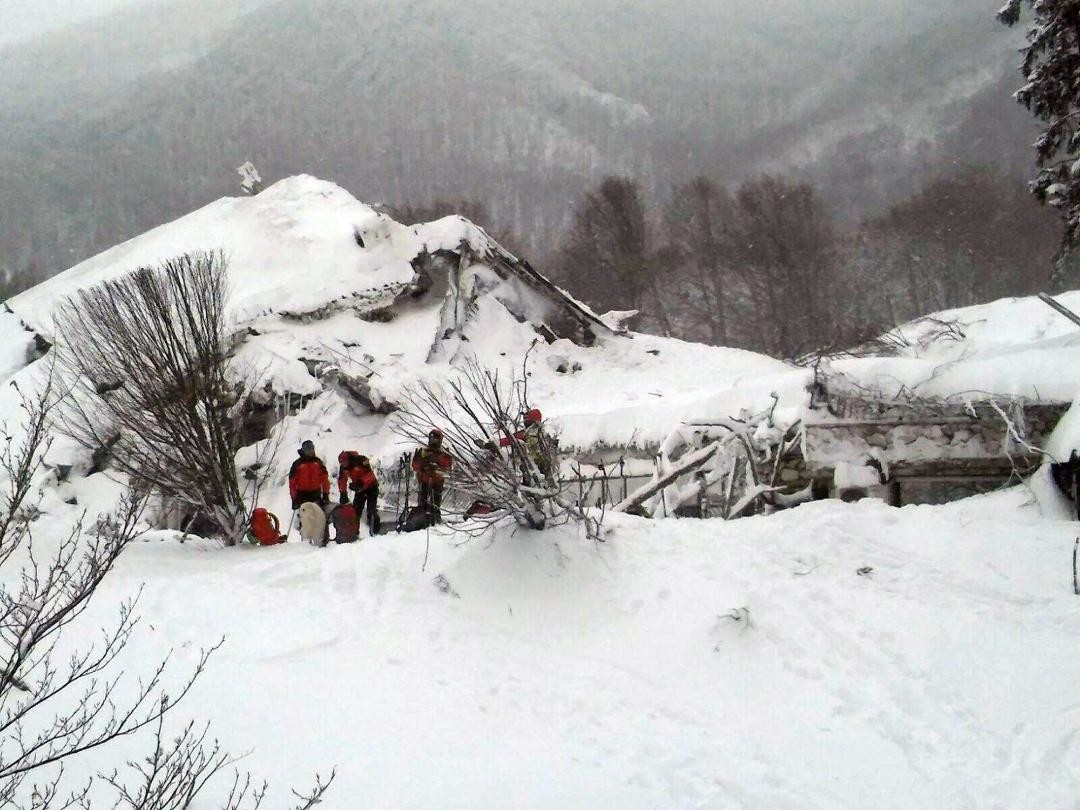 Die Schneemassen verschütten das vierstöckiges Vier-Sterne-Hotel Rigopiano in Farindola im Gran Sasso-Gebiet. 29 Menschen kommen ums Leben. Elf Personen überleben. Neun von ihnen, darunter vier Kinder, harren mehr als 40 Stunden in den Trümmern aus, bevor sie von Katastrophenhelfern befreit werden. 