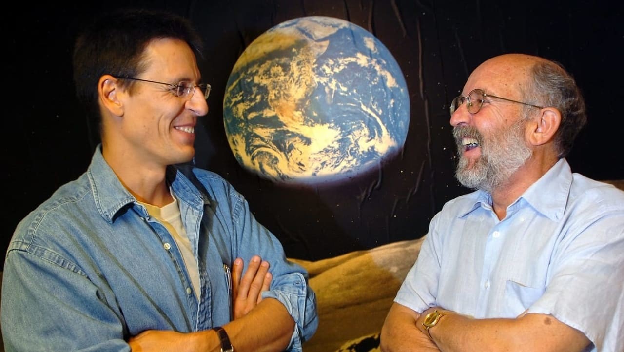 Die beiden Schweizer in Genf tätigen Astronomen Didier Queloz (links) und Michel Mayor gewinnen den Nobelpreis für Physik. Zusammen mit James Peebles (Kanada/USA) werden sie für ihre Beiträge zum Verständnis des Universums und des Platzes der Erde im Kosmos ausgezeichnet. Die beiden Schweizer Forscher entdeckten 1995 den ersten Planeten ausserhalb des Sonnensystems, der um einen sonnenähnlichen Stern kreist, 51 Pegasi. Sie revolutionierten damit die Astronomie und begründeten das Feld der Exoplanetenforsch…