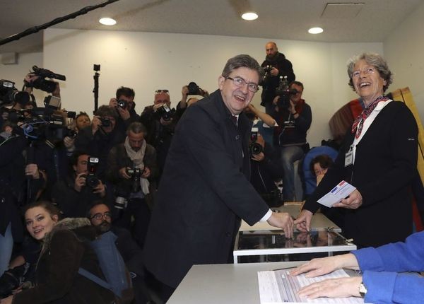 Jean-Luc Mélenchon bei der Stimmabgabe in Paris (Foto: Pool)
