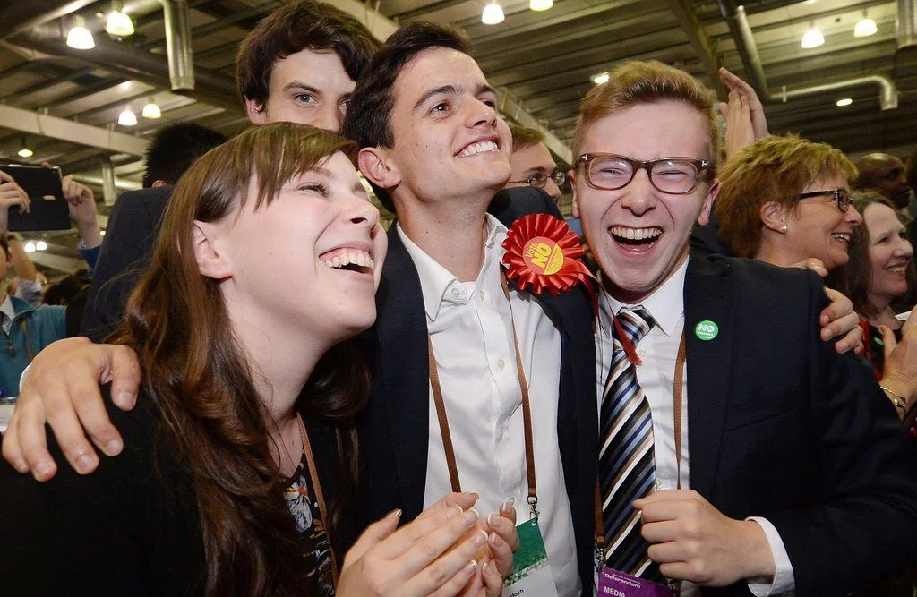 2014: Schottland spaltet sich nicht von England ab. Mit 55,3 Prozent der Stimmen sprechen sich die Schottinnen und Schotten gegen die Unabhängigkeit aus. Im Royal Highland Centre in Edinburgh feiern Anhänger der "Better Together"-Kampagne ihren Sieg. (Foto: Keystone/EPA/Andy Rain)