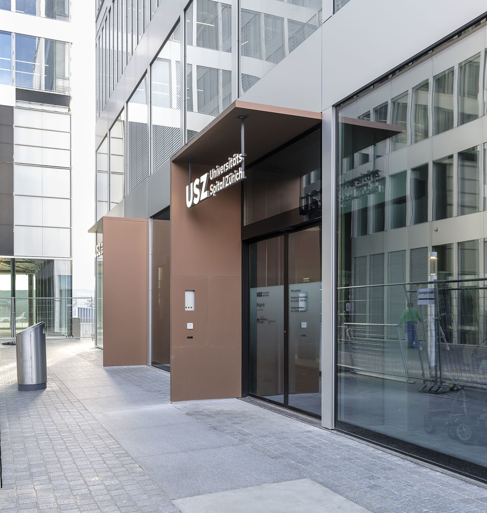 Einheitlich gestaltete Eingänge – ©Flughafen Zürich AG