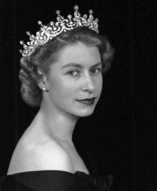 Nach dem Tod ihres Vaters, George VI., am 6. Februar 1952, wird Elizabeth Königin. Sie befindet sich zusammen mit ihrem Mann Philip auf einer Reise in Kenia, als sie vom Tod ihres Vaters erfährt. Das Paar kehrt unverzüglich nach London zurück. Ihre Krönung findet am 2. Juni 1953 in der Westminster Abbey statt. 