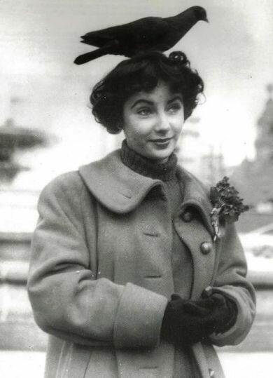 Das Bild zeigt die 17-Jährige am 19. Dezember 1949 in London. 