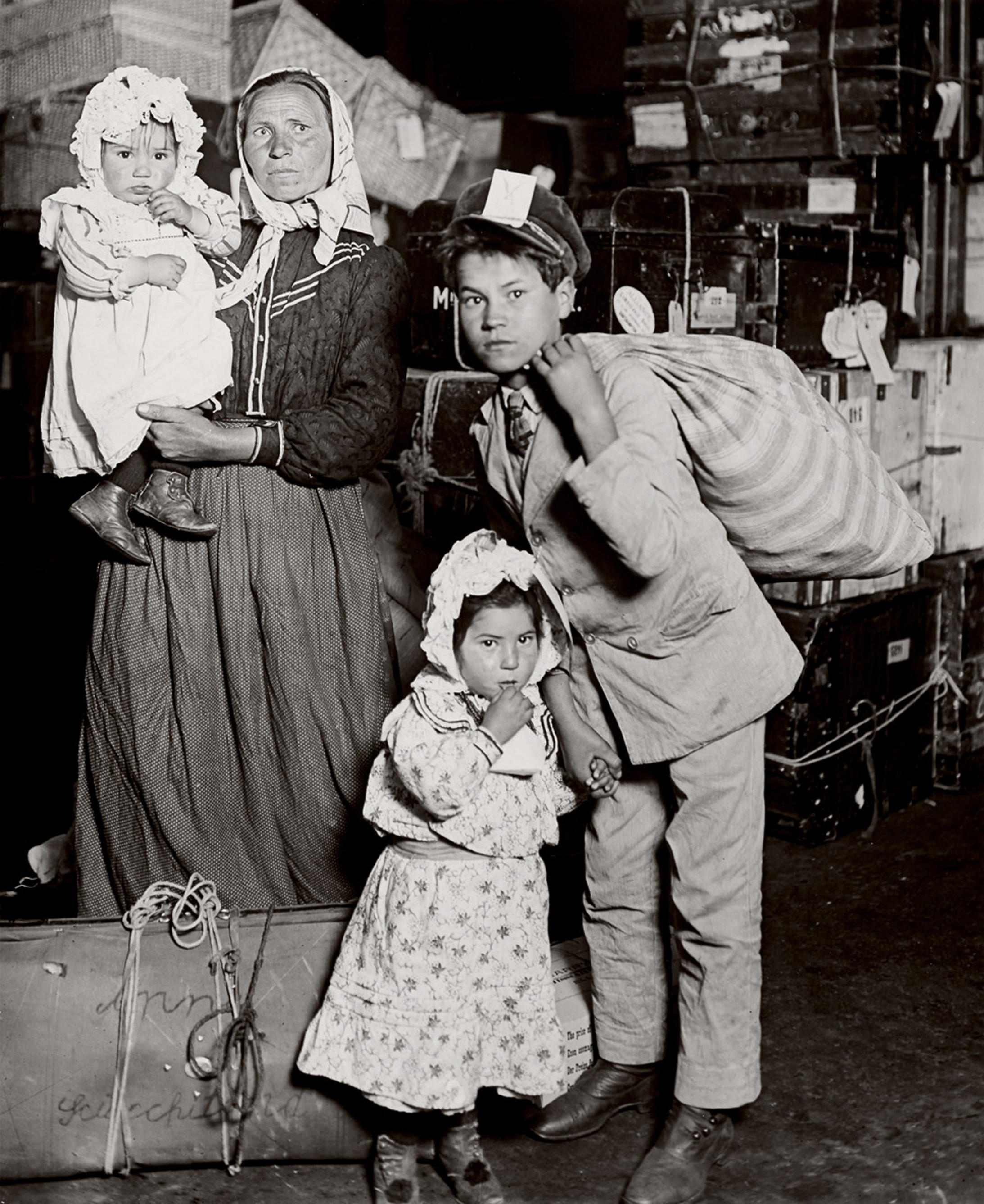 Lewis Hine,
Italian family looking for lost baggage, Ellis Island (italienische Familie auf der Suche nach verlorenem Gepäck), 1905
Silbergelatine-Abzug, 33.4 x 27.2 cm
© Sammlung des George Eastman House, Rochester