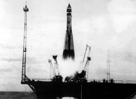 4. Oktober 1957: Die Sowjetunion schiesst vom Weltraumbahnhof Baikonur den ersten Sputnik ins All - zur Verblüffung der Amerikaner. Damit beginnt das Weltraumzeitalter und bringt den Sowjets einen riesigen Propaganda-Erfolg. Der kugelförmige Satellit hat einen Durchmesser von 58 Zentimeter und wiegt 84 Kilogramm. In 96 Minuten kreist er um die Erde. Sputnik 1 verglüht nach 96 Tagen.
