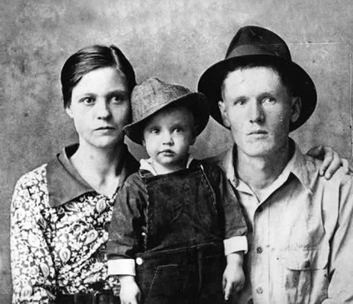 Das Bild aus dem Jahr 1937 zeigt ihn mit seinen Eltern. (Foto: Ron Smith). Elvis stirbt am 16. August 1977 im Alter von 42 Jahren auf seinem Anwesen Graceland in Memphis, Tennessee.