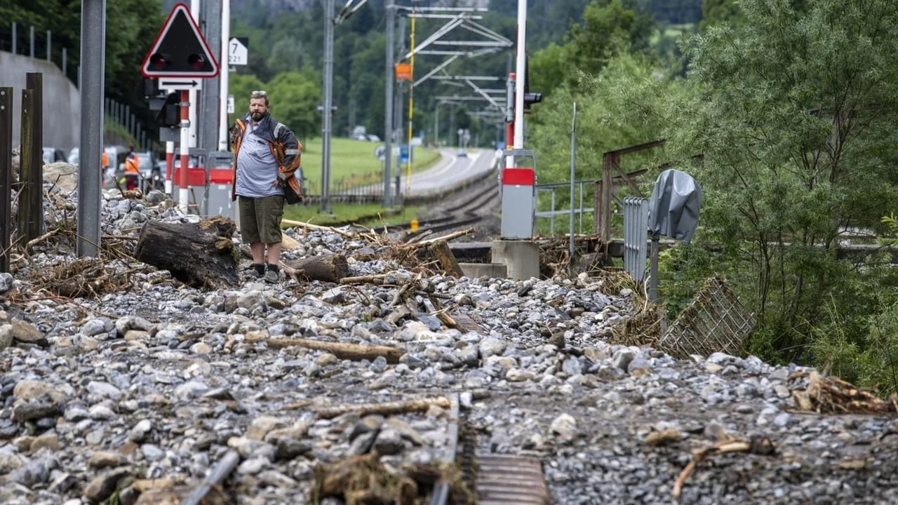 Über Stunden war die Kantonsstrasse zwischen Wolfenschiessen und Engelberg unpassierbar. Bis drei Meter hoch versperrten Schutt und Gestein den Weg. Keystone 