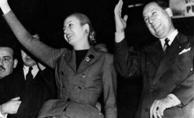 Der argentinische Caudillo wird vom Militär entmachtet. Das Bild zeigt ihn mit seiner zweiten Ehefrau Evita, die 1952 mit 33 Jahren an Krebs stirbt. Perón war 1946 zum Präsidenten gewählt worden. Er hatte den italienischen Faschismus und Adolf Hitler bewundert. Nach seinem Sturz 1955 ging er 1958 ins Exil nach Spanien, wo er die Nachtklubtänzerin Isabelita heiratete. Wenige Monate vor seinem Tod wurde er im September 1973 mit 60 Prozent der Stimmen zum zweiten Mal zum Präsidenten gewählt. Perón starb am 1…