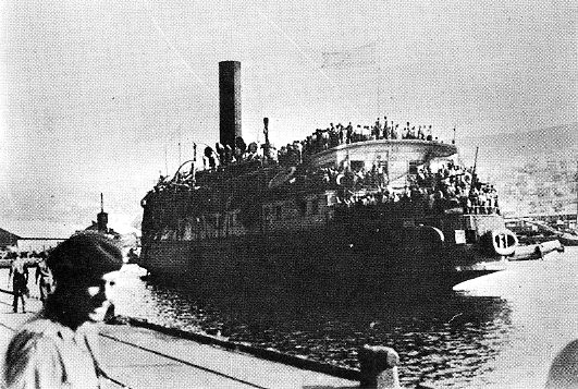 Das Schiff mit über 4’500 jüdischen Einwanderern verlässt den Hafen der südfranzösischen Stadt Sète Richtung Palästina. Britische Marinetruppen entern das Schiff am Tag danach. Drei Personen kommen bei dem Gerangel ums Leben. Die Briten schleppen das Schiff in den Hafen von Haifa. Die Passagiere werden mit drei Deportationsschiffen nach Frankreich zurückgebracht. Sie weigern sich, von Bord zu gehen. Drei Wochen später werden sie gewaltsam ins verhasste Deutschland zurückgebracht, dorthin, wo sie herkamen. …