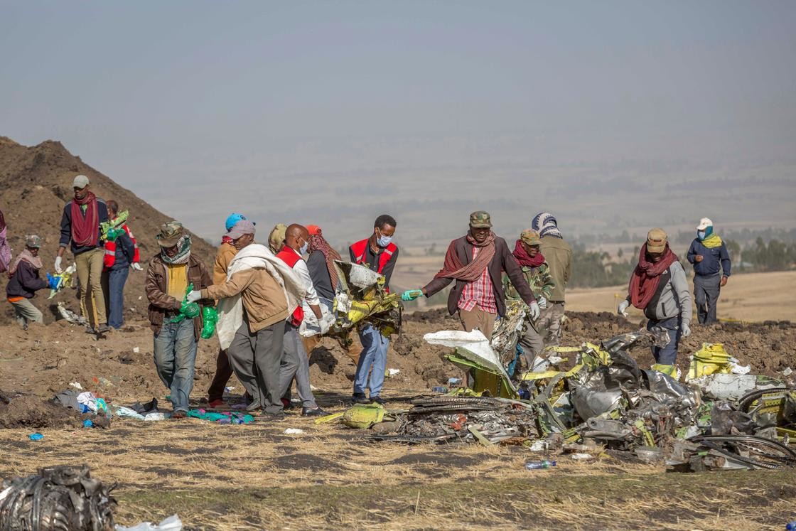 Eine Boeing 737 Max 8 der Ethiopian Airlines stürzt kurz nach dem Start in Addis Abeba auf dem Weg nach Nairobi ab. 149 Passagiere und 8 Besatzungsmitglieder kommen ums Leben. Bei der Maschine handelte es sich um ein neues Flugzeug; der Pilot hatte jahrelange Erfahrung. Die Ethiopian Airlines hat einen guten Ruf. Fünf Monate zuvor war ein Flugzeug des gleichen Typs abgestürzt. Die Maschine der indonesischen Gesellschaft Lion Air war auf dem Weg von Jakarta nach Pangkal Pinang verunglückt. 189 Menschen star…