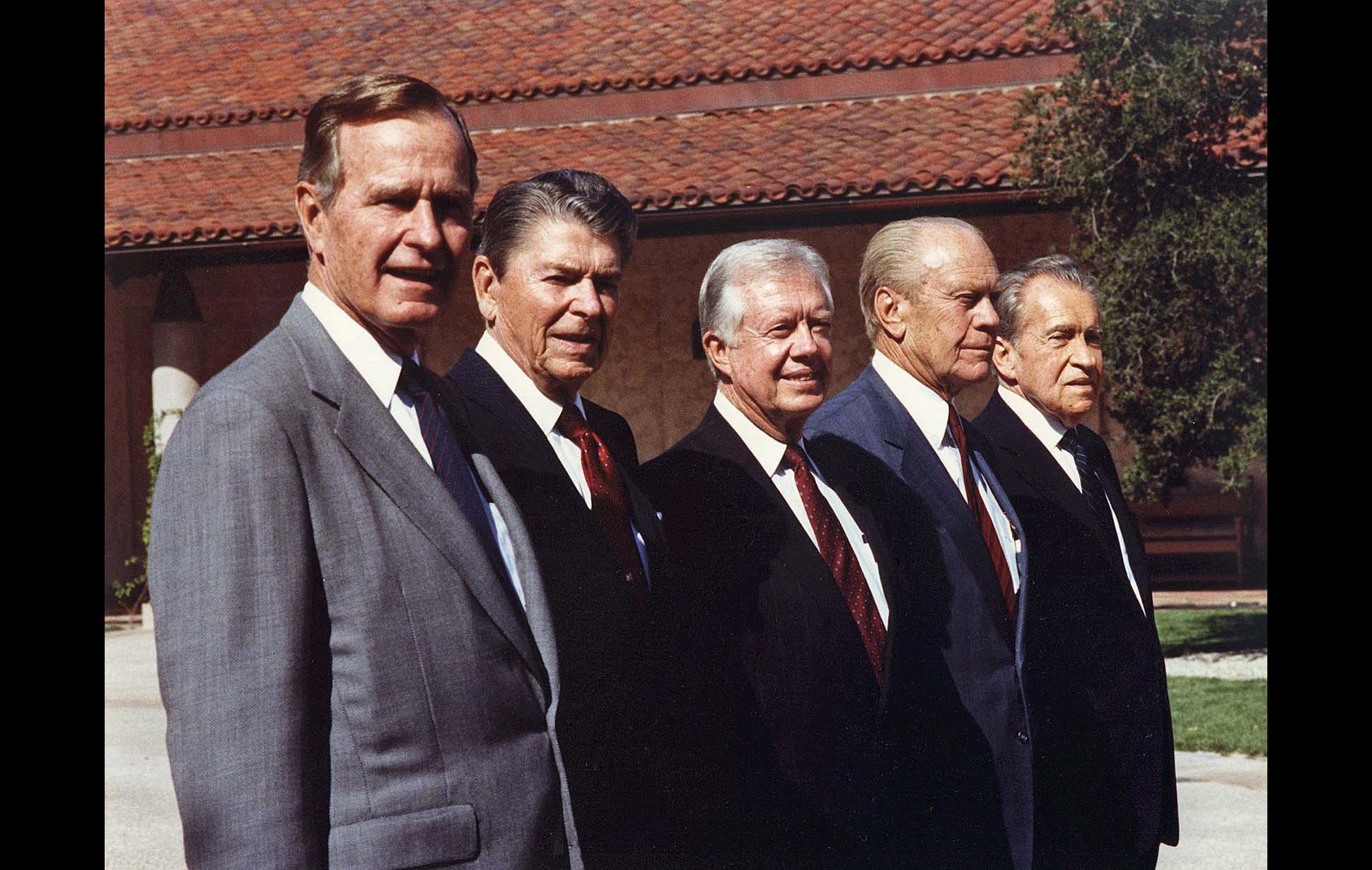 Im Sim Valley in Kalifornien wird die "Ronald Reagan Presidential Library" eingeweiht. Dabei sind fünf amerikanische Präsidenten: George H. Bush, Ronald Reagan,  Jimmy Carter, Gerald Ford und Richard Nixon.