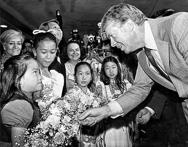 Am 2. November, genau heute vor 36 Jahren, wurde der Demokrat Jimmy Carter zum Präsidenten gewählt - mit 50,1 Prozent der Stimmen. Im Bild: Carter Carter grüsst die sechsjährige Annette Lee während des Wahlkampfs in Los Angeles.