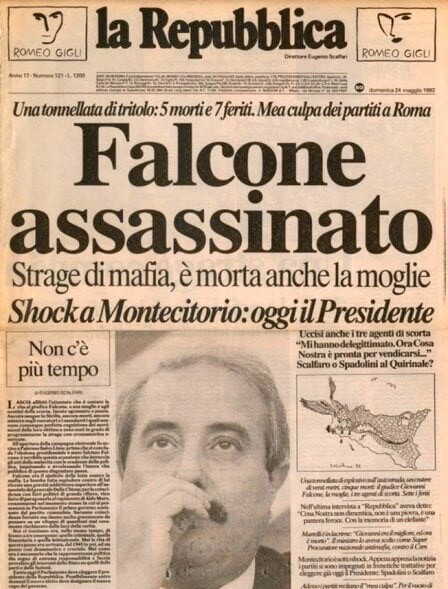 In Capaci bei Palermo auf Sizilien kommt der Richter und Mafia-Bekämpfer Giovanni Falcone bei einem Sprengstoffanschlag ums Leben. Er gilt als Symbolfigur des Kampfes gegen die organisierte Kriminalität auf Sizilien. Die Attentäter hatten unter der Autobahn A29 bei Capaci 500 kg TNT-Sprengstoff deponiert und ferngesteuert gezündet. Laut Angaben von Pentiti wurde das Attentat von Salvatore „Toto“ Riina, dem „Boss der Bosse“ in Auftrag gegeben. Knapp zwei Monate später, am 19. Juli 1992, fiel auch Falcones V…