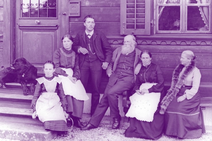 Die Familie Heim-Vögtlin im Jahr 1902 vor ihrem «Hüsli». © Archiv Familie Heim