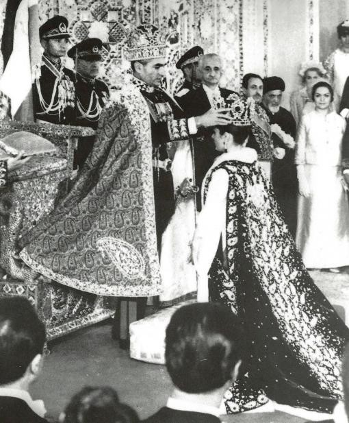 26. Oktober 1967: Schah Mohammad Reza Pahlavi krönt an seinem Geburtstage Farah Diba in Teheran zur Kaiserin. Offiziell trägt sie den Titel Schahbanu, Gattin des Schahs. Zuvor war Reza Pahlavi selbst gekrönt worden. Die erste Ehe des Schahs mit Soraya war 1958 geschieden worden. Die am 14. Oktober 1938 geborene Farah Diba war zugleich die erste und letzte Kaiserin auf dem Pfauenthron. Die Islamische Revolution ersetzte die Monarchie durch eine Islamische Republik. Der Schah starb am 27. Juli 1980 an den Fo…
