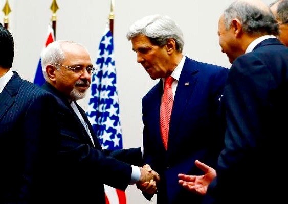 Das historische Foto, das bei den Iranern die Hoffnung auf die Aufhebung der Sanktionen erweckte: Irans Außenminister M. Javad Sarif (links) und sein US-amerikanischer Amtskollege John Kerry nach dem Ende der Atomverhandlungen – Foto: Fararu.com