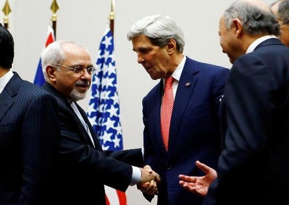 Der Traum der iranischen Regierung wurde nicht erfüllt: Die Annäherung an die USA und dadurch die Rettung der iranischen Wirtschaft – Foto: Irans Außenminister M. Javad Sarif (li.) und sein US-amerikanischer Amtskollege John Kerry beim Händeschütteln nach der „historischen Einigung“ zur Lösung des Atomkonflikts (Quelle: Fararu.com)