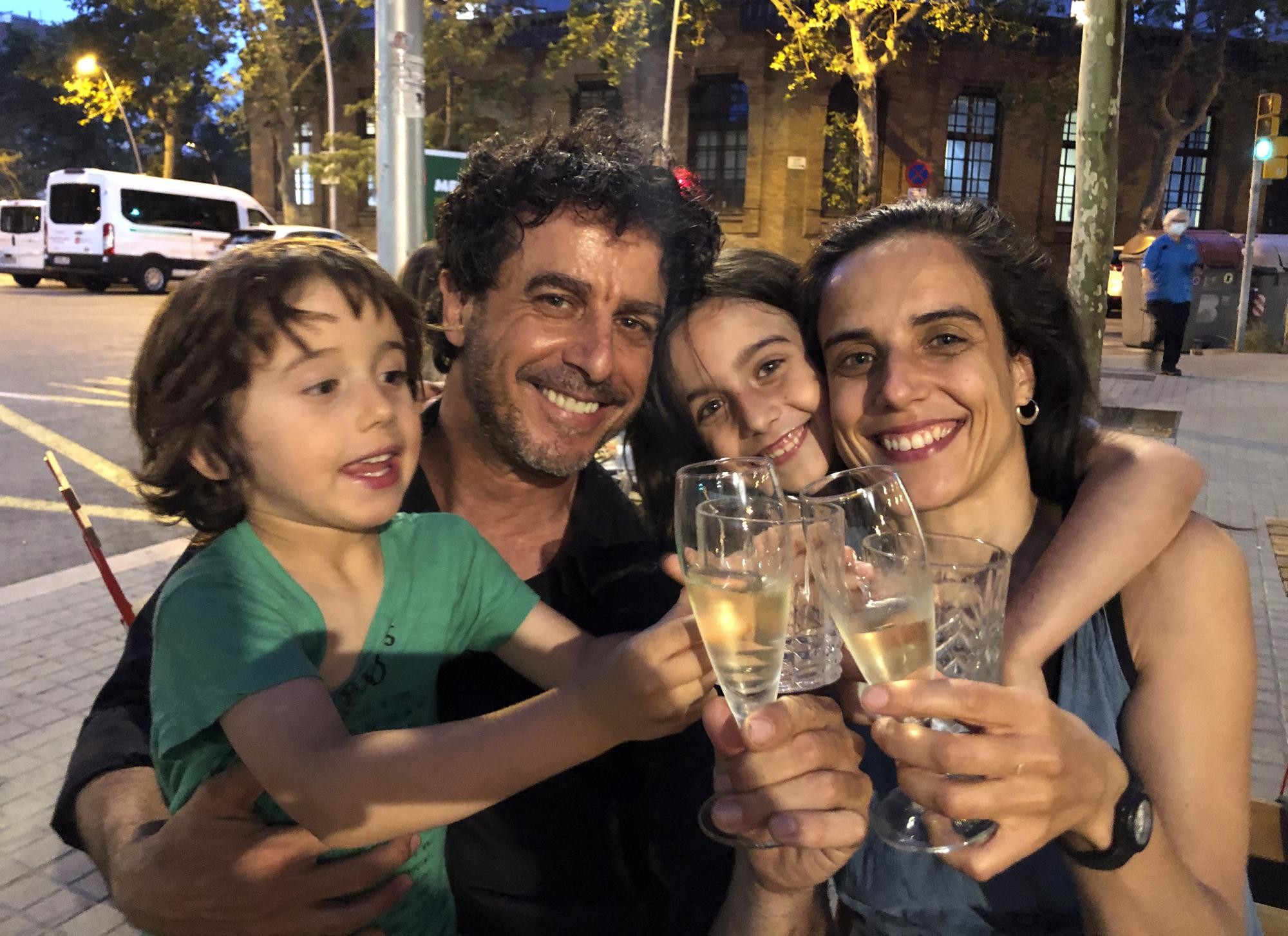 Als Morenatti erfuhr, dass er einen diesjährigen Pulitzerpreis erhielt, feierte er mit seiner Frau Marta Ramoneda und und seinen zwei Kindern mit einem Glas Champagner. (Foto: AP/Kyle Mawer)