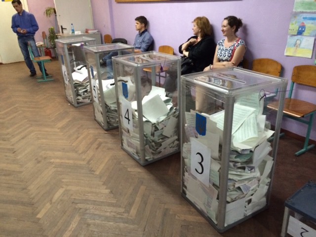 Wahlrunen vor der Auszählung in einem Kiewer Wahllokal