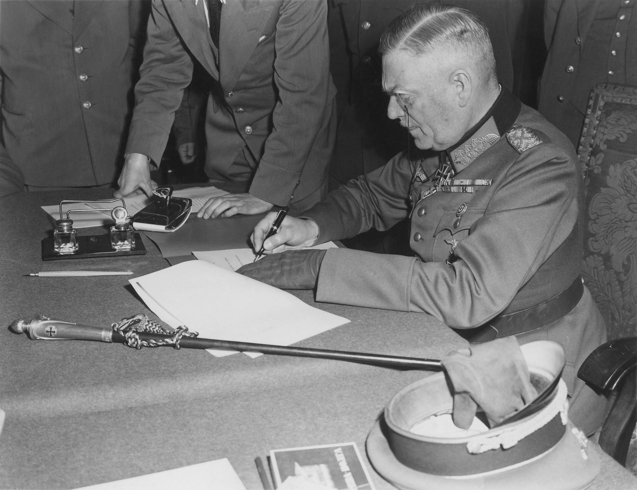 Wilhelm Keitel unterzeichnet im sowjetischen Hauptquartier in Berlin-Karlshorst die bedingungslose Kapitulation der Wehrmacht. Keitel wird im Nürnberger Prozess für schuldig befunden und zum Tod durch den Strang verurteilt. (Bild: PD)