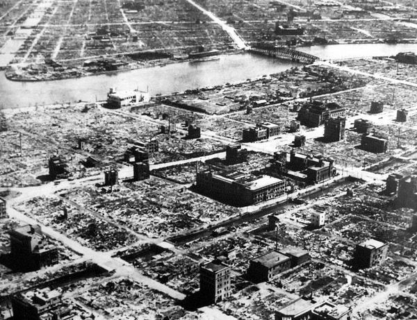 100‘000 Menschen sterben. Kein konventioneller Bombenangriff hat so viele Tote gefordert. Das Bild zeigt Tokio am Tag nach dem Angriff. 