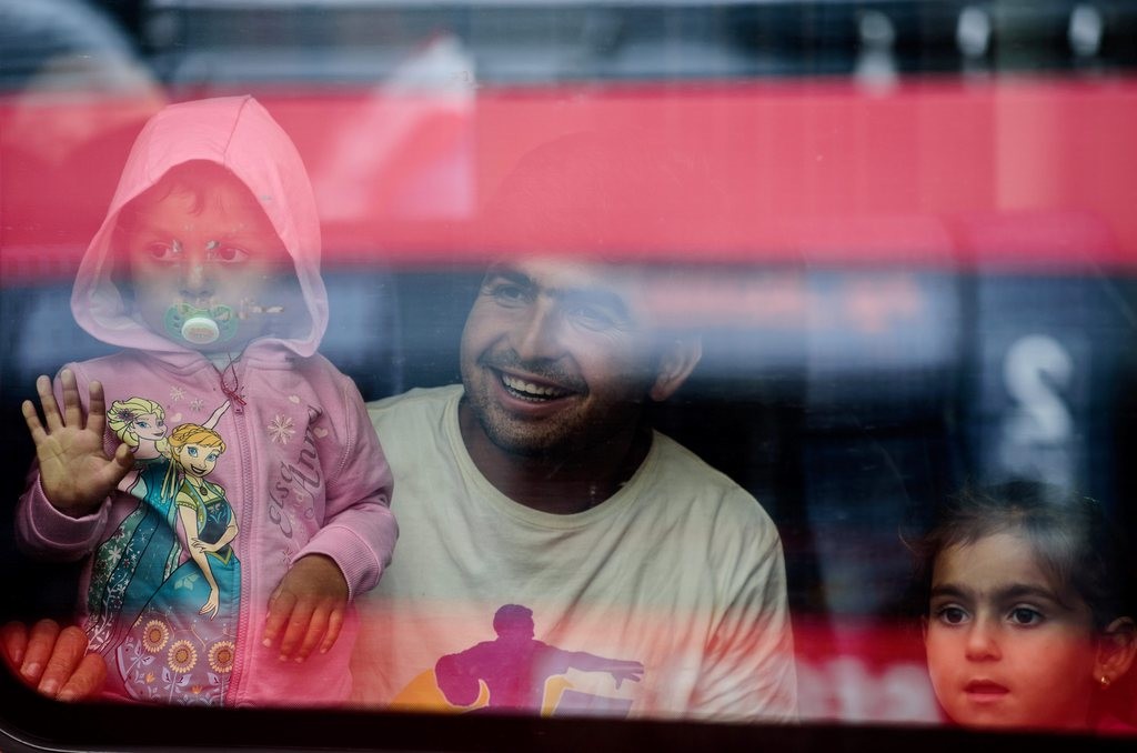 Tausende in Budapest gestrandete Flüchtlinge aus Syrien, dem Irak und Afghanistan sind mit Zügen, Bussen und zu Fuss an die österreichisch-ungarische Grenze gelangt. Zuvor hatten Österreich und Deutschland beschlossen, die Grenzen für die Asylsuchenden zu öffnen. Mit Sonderzügen werden die meisten der Geflüchteten nach Deutschland gefahren. Im Bild die Ankunft einer Flüchtlingsfamilie im Münchner Hauptbahnhof. (Foto: Keystone/EPA/Nicolas Armer)