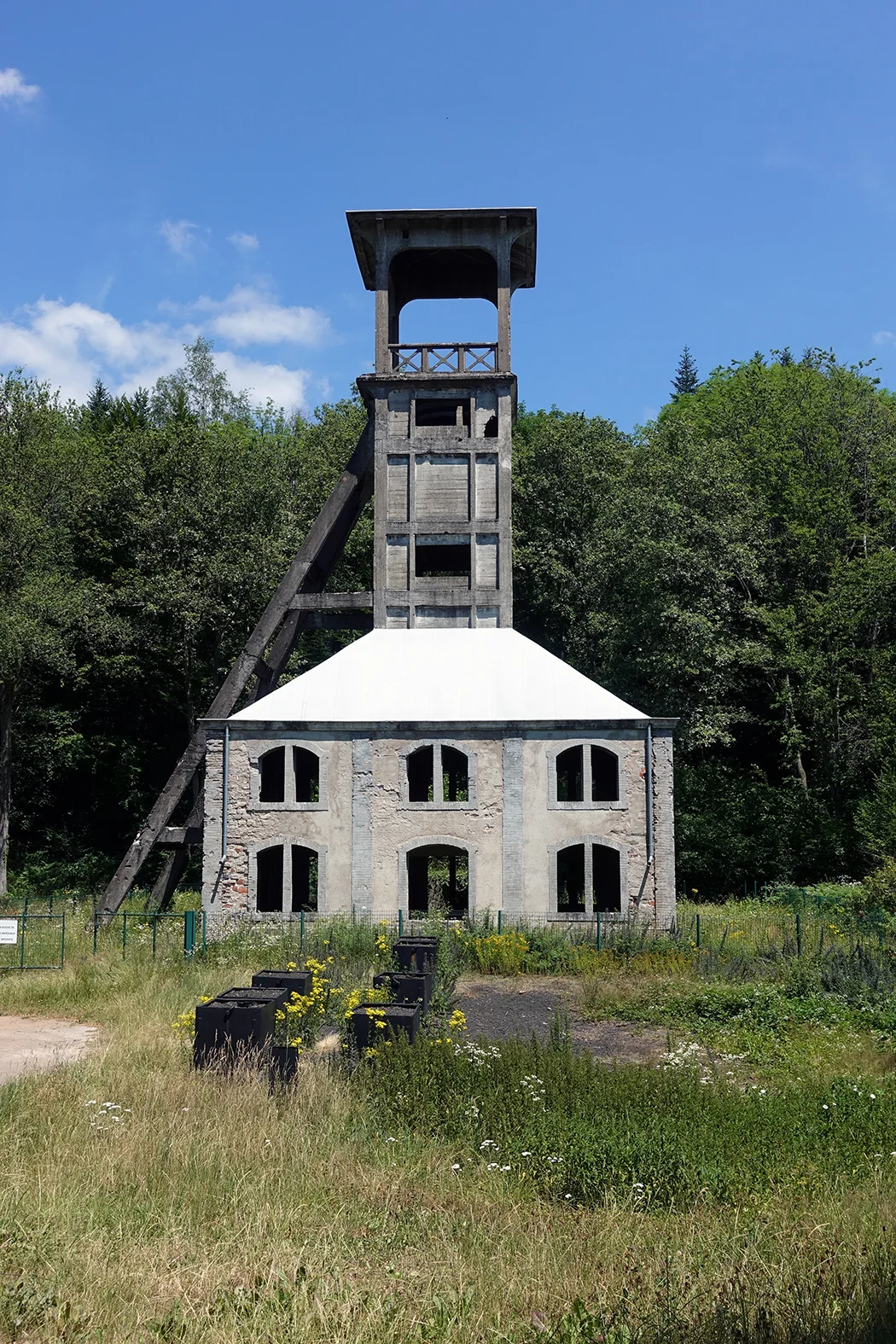 Stillgelegter Kohlenförderturm des Schachtes St. Marie in Ronchamp