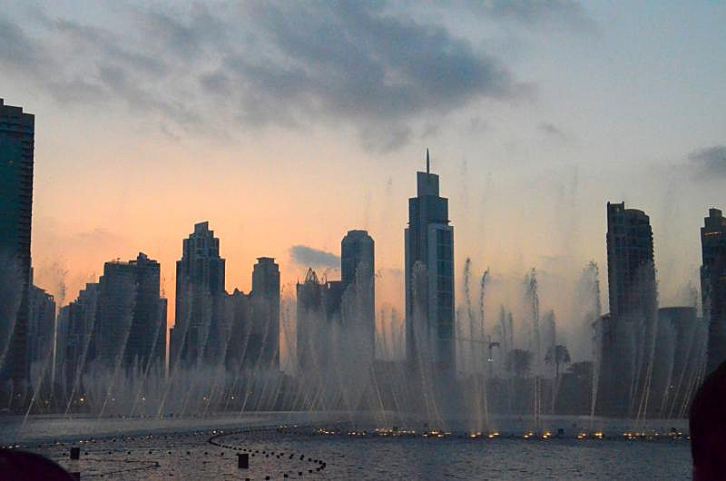 Die Fontänen des Mall vor der Skyline von Downtown Dubai.