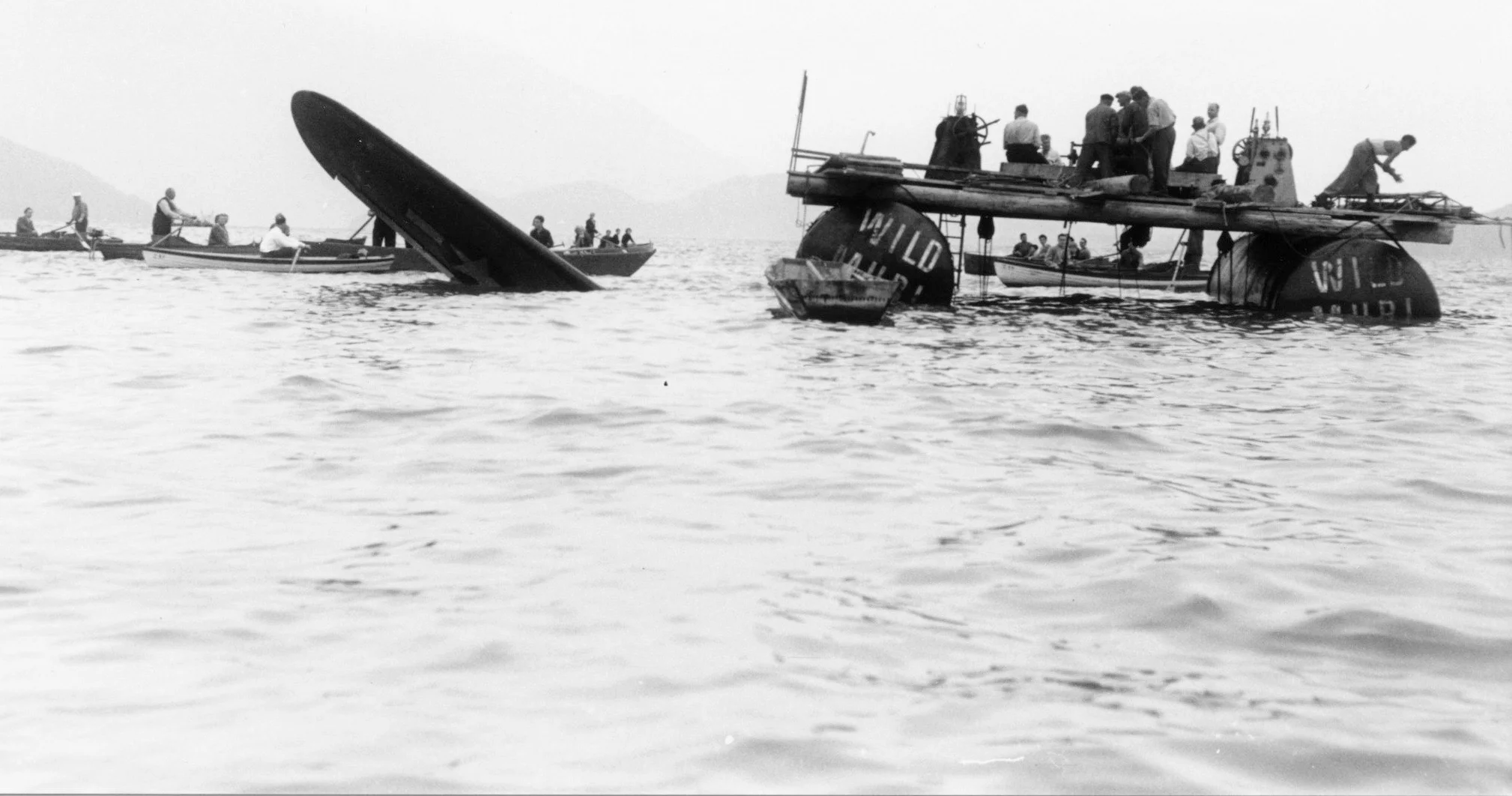 Bergung des Bombers, links ragt schon ein Flügel aus dem Wasser