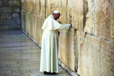 Zum Abschluss seiner dreitätigen Nahostreise betet Papst Franziskus an der Klagemauer in Jerusalem. Er spricht sich für eine Verständigung und ein friedliches Zusammengehen aller Religionen aus. (Foto: Keystone)]