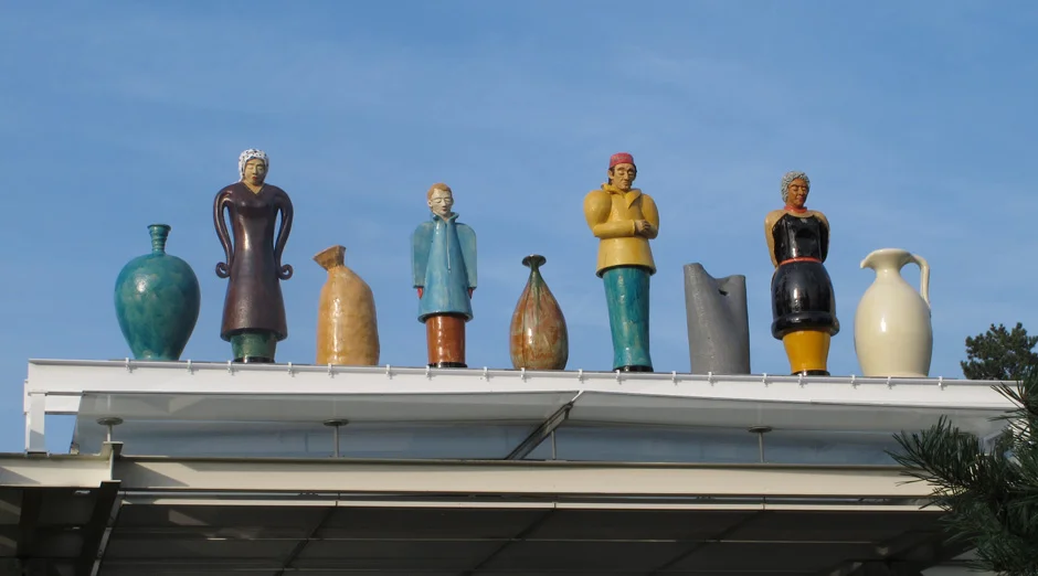 Installationsansicht von Die Fremden, 1992, Glasierte Keramik, Lebensgrosse Figuren, Foto: Nic Tenwiggenhorn, © 2013, ProLitteris, Zürich