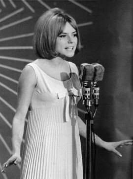 France Gall, Ikone der Yé-Yé-Zeit, stirbt im Alter von 70 Jahren in Paris an Krebs. Berühmt wurde sie mit den Chansons „Poupée de cire, poupée de son“, „Résiste“ und „Ella, elle l’a“, eine Hommage an die Jazz-Sängerin Ella Fitzgerald. Mit „Poupée de cire“, ein Lied, das Serge Gainbourg geschrieben hatte, gewann sie 1965 den Grand Prix Eurovision de la Chanson. Für das Stück „Zwei Apfelsinen im Haar“ erhielt sie 1968 in Deutschland eine Goldene Schallplatte. (Foto: Keystone)