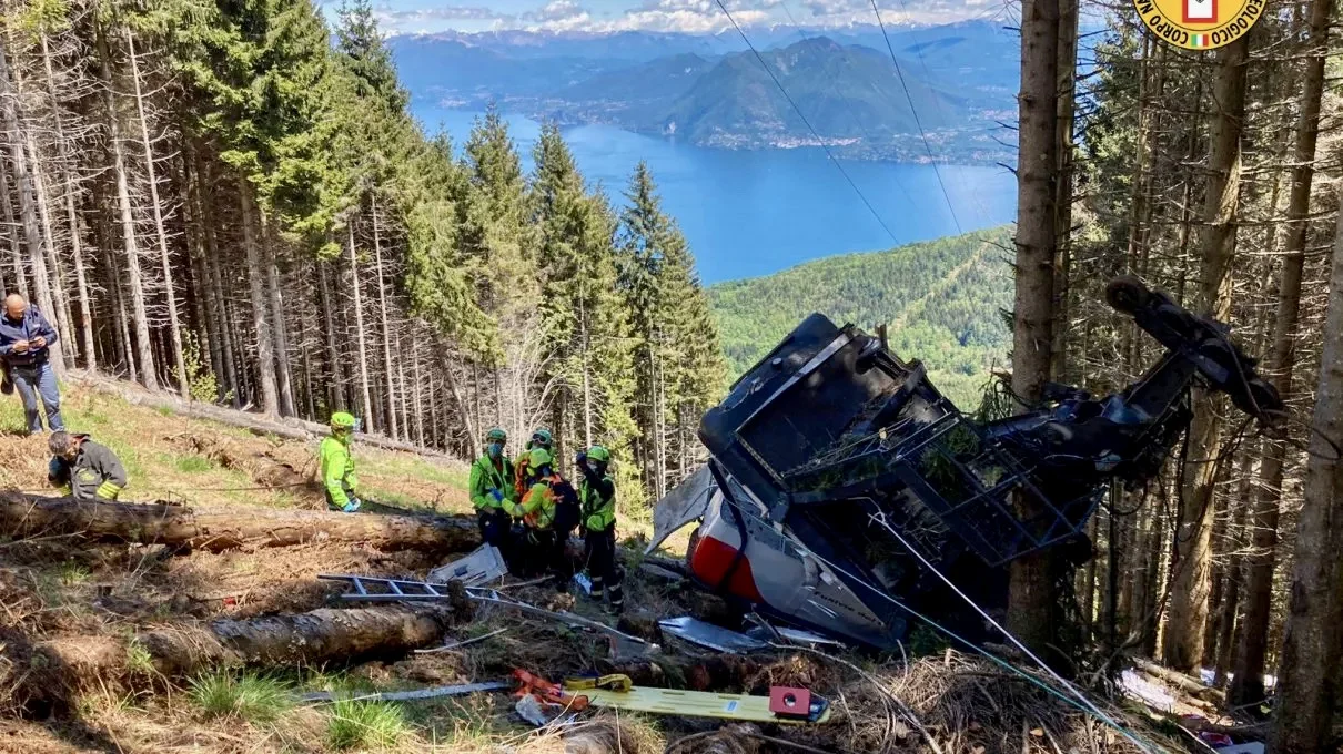 Beim Absturz einer Kabine der Seilbahn, die von Stresa am Lago Maggiore auf den 1491 Meter hohen Monte Mottarone führt, sterben 14 Menschen, unter ihnen fünf Israeli. Ein neunjähriges Kind, das ins Spital Regina Margherita in Turin geflogen wurde, starb am Abend. Ins gleiche Spital wurde ein fünfjähriger schwerverletzter israelischer Bub eingeliefert. Er ist der einzige, der die Katastrophe überlebte und verliert seine ganze Familie. Das jüngste Opfer ist ein zweijähriger Knabe aus Pavia, das älteste ein 8…