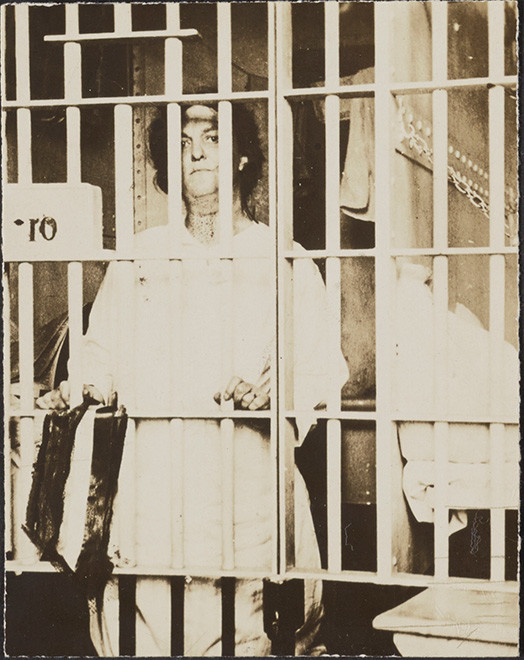 Ihren Einsatz für die Rechte der Frau bezahlt die Frauenrechtlerin Carrie Chapman Catt mit drei Tagen Gefängnis.